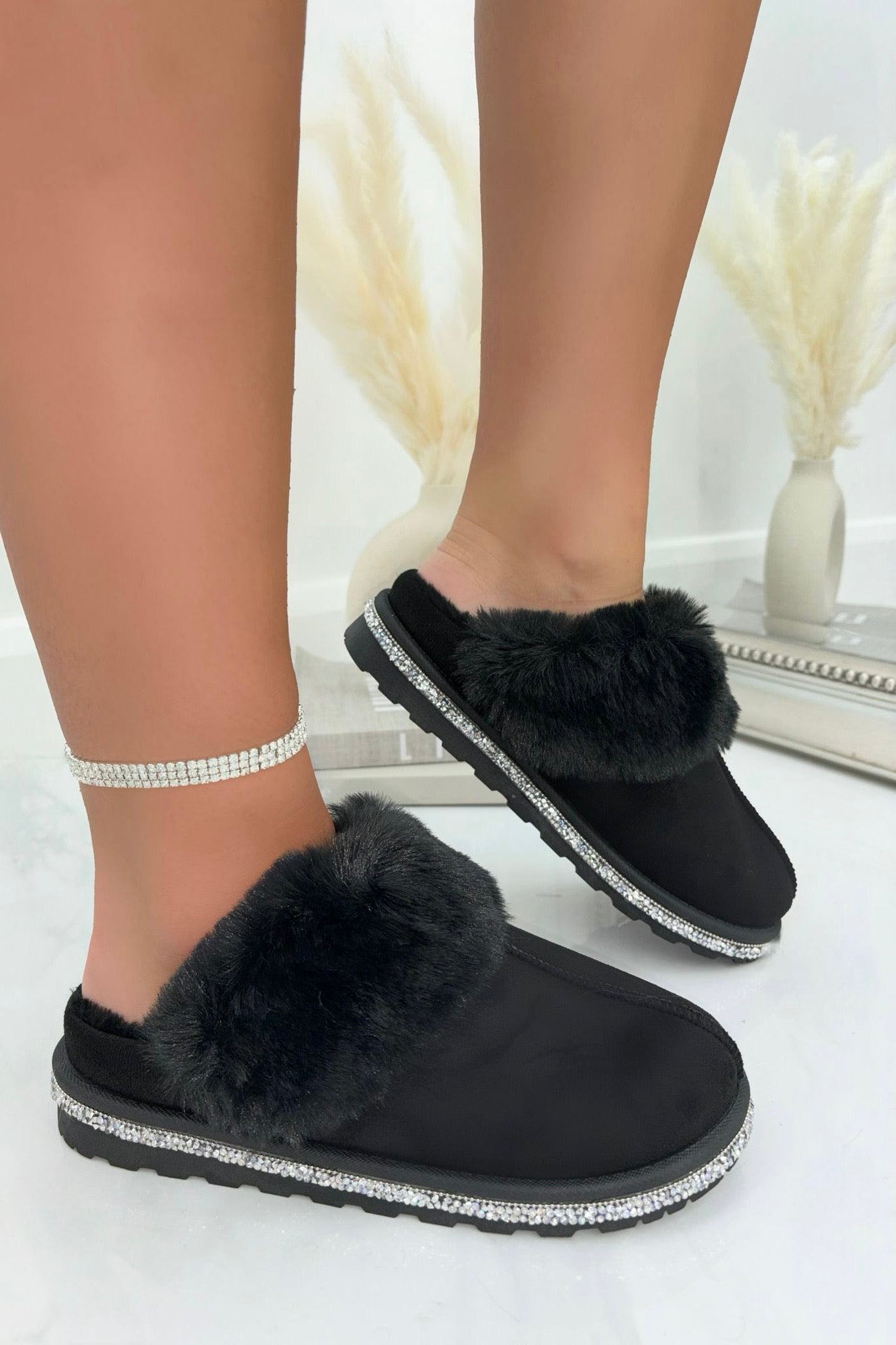 Sparkly Deluxe Snugg Slippers Black, highlighting soft Material Outer