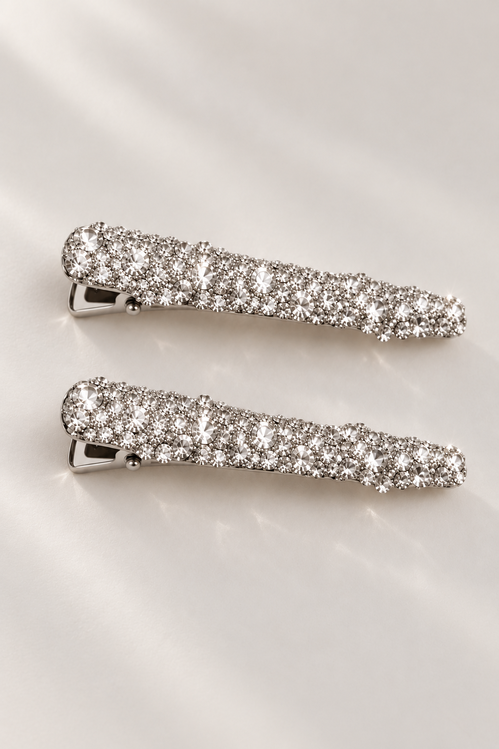 A pair of twin sparkly alligator barrette fastening hair clips
