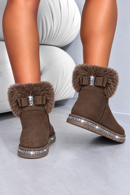 A pair of women&
