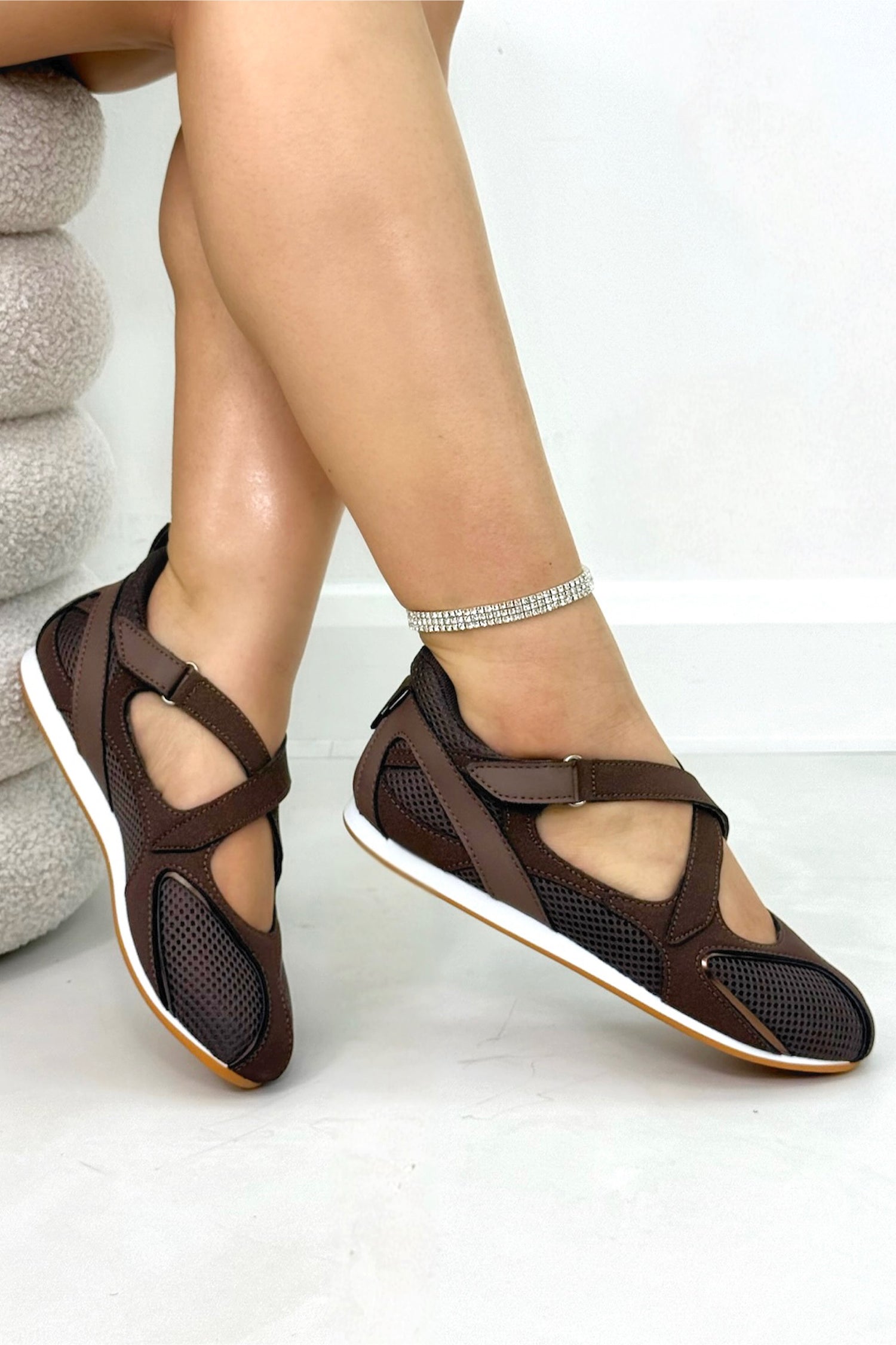 Comfort Velocity Shadowline Trainers Brown featuring secure criss-cross strap design