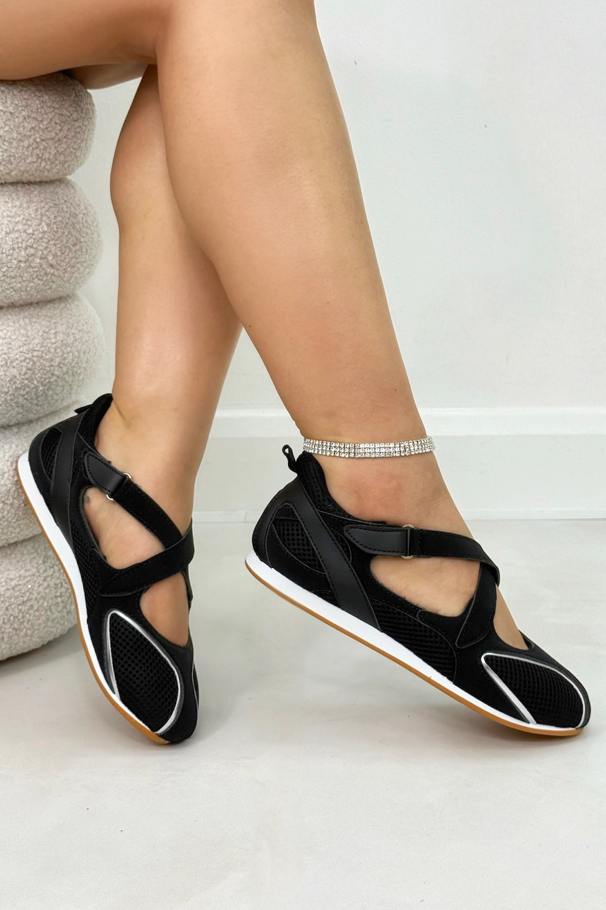 Comfort Velocity Shadowline Trainers Black designed with secure criss-cross strap design